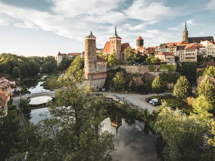 Die Alte Wasserkunst in Bautzen ist ein Wahrzeichen der Stadt. Das Gebäude steht an einer Brücke, die über die Spree führt. 