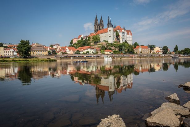 Blick vom Ufer auf die Albrechtsburg in der Ferne