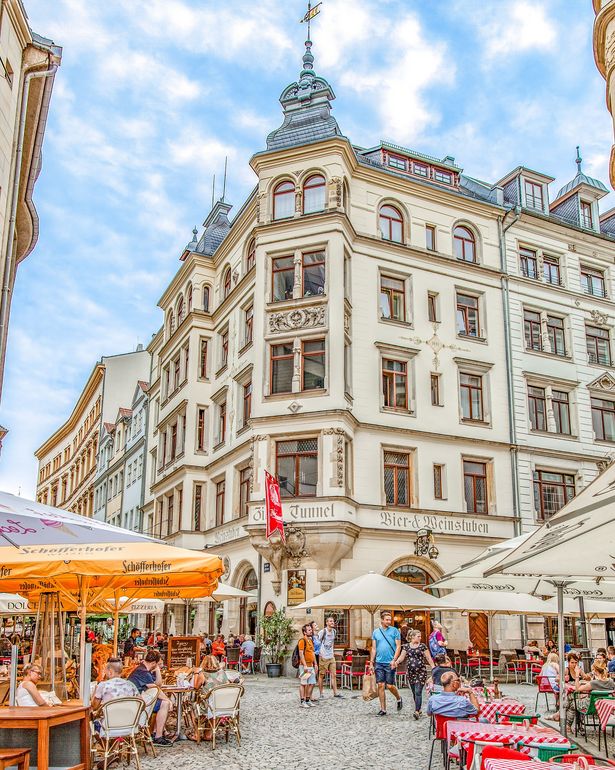 Straßenecke mit Kneipen und Restaurant 