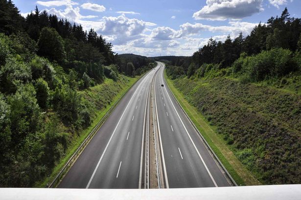 Autobahn in Deutschland, die wenig befahren ist. Am Straßenrand grünen die Bäume.