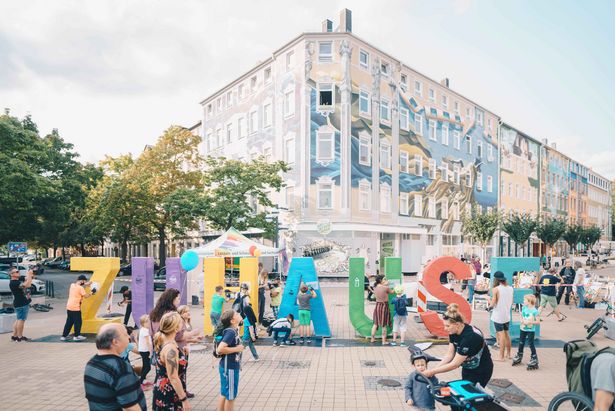 Boulevard Brühl in Chemnitz, Schriftzug "Zuhause" steht in lebensgroßen Lettern inmitten des Boulevards, Menschen laufen umher