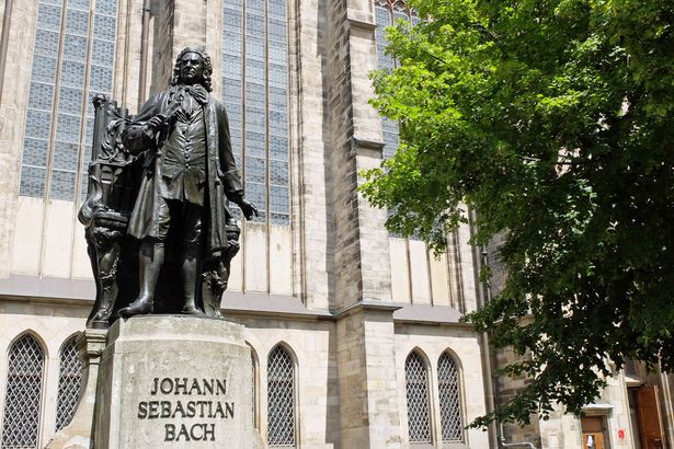 Die Bronzestatue von Johann Sebastian Bach befindet sich auf einem Sockel vor der Thomaskirche. Die Statue zeigt den Komponist vor einer Orgel stehend.